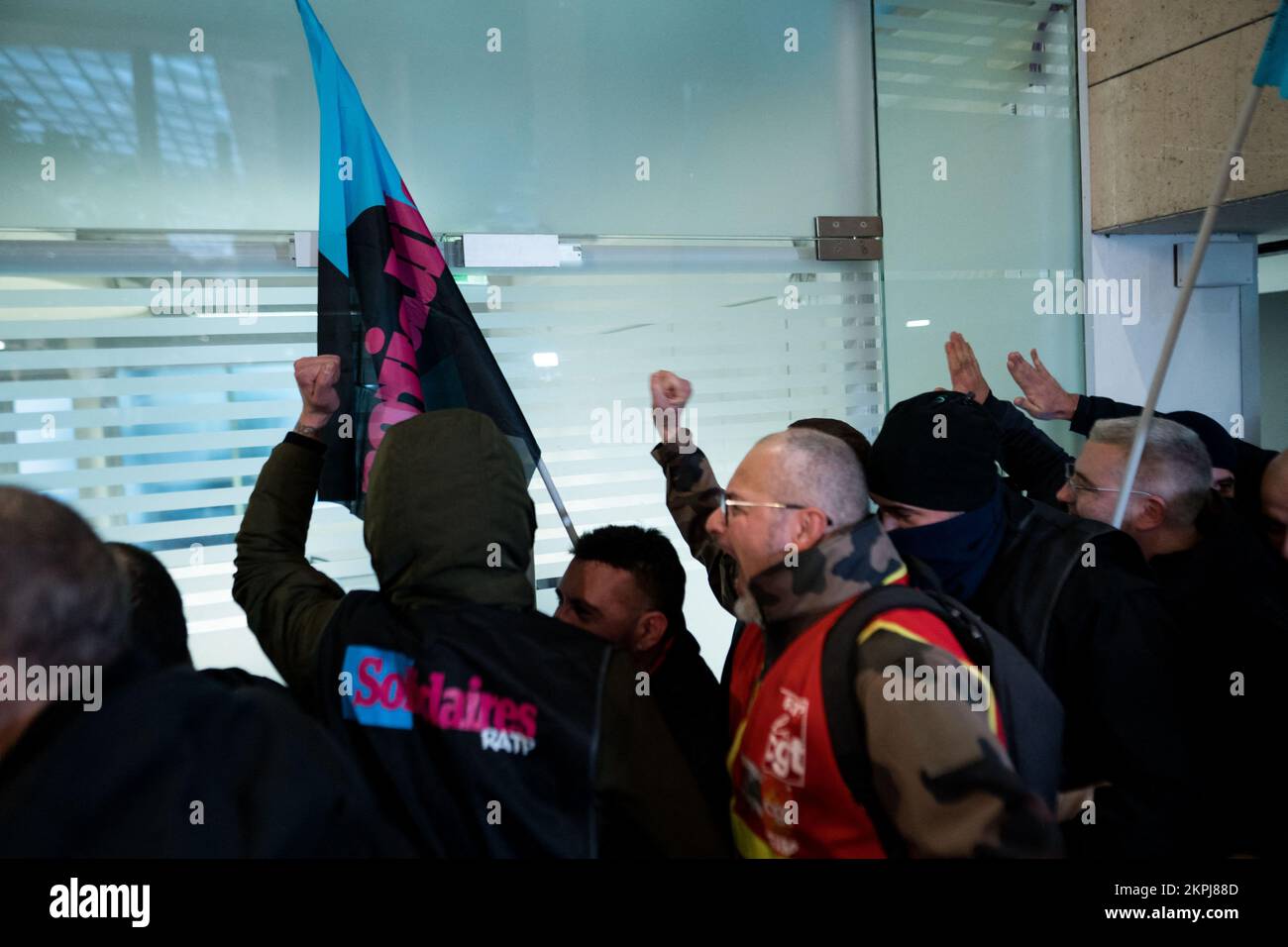 Parigi, Francia. 28th Nov 2022. I lavoratori RATP hanno manifestato lunedì 28 novembre 2022 alla Maison de la RATP di Parigi, per l'arrivo di Jean Castex alla presidenza della società. Chiedevano un bonus netto di 300 euro per ogni lavoratore, per un totale di 25 milioni di euro per la società di servizi di mobilità. La musica, gli slogan, i firecrackers e le bombe di fumo sono state la dimostrazione della loro rabbia a 'la mancanza di risposta da RATP' per più di 6 settimane di sciopero. Photo by Pauline Gauer/ABACAPRESS.COM Credit: Abaca Press/Alamy Live News Foto Stock