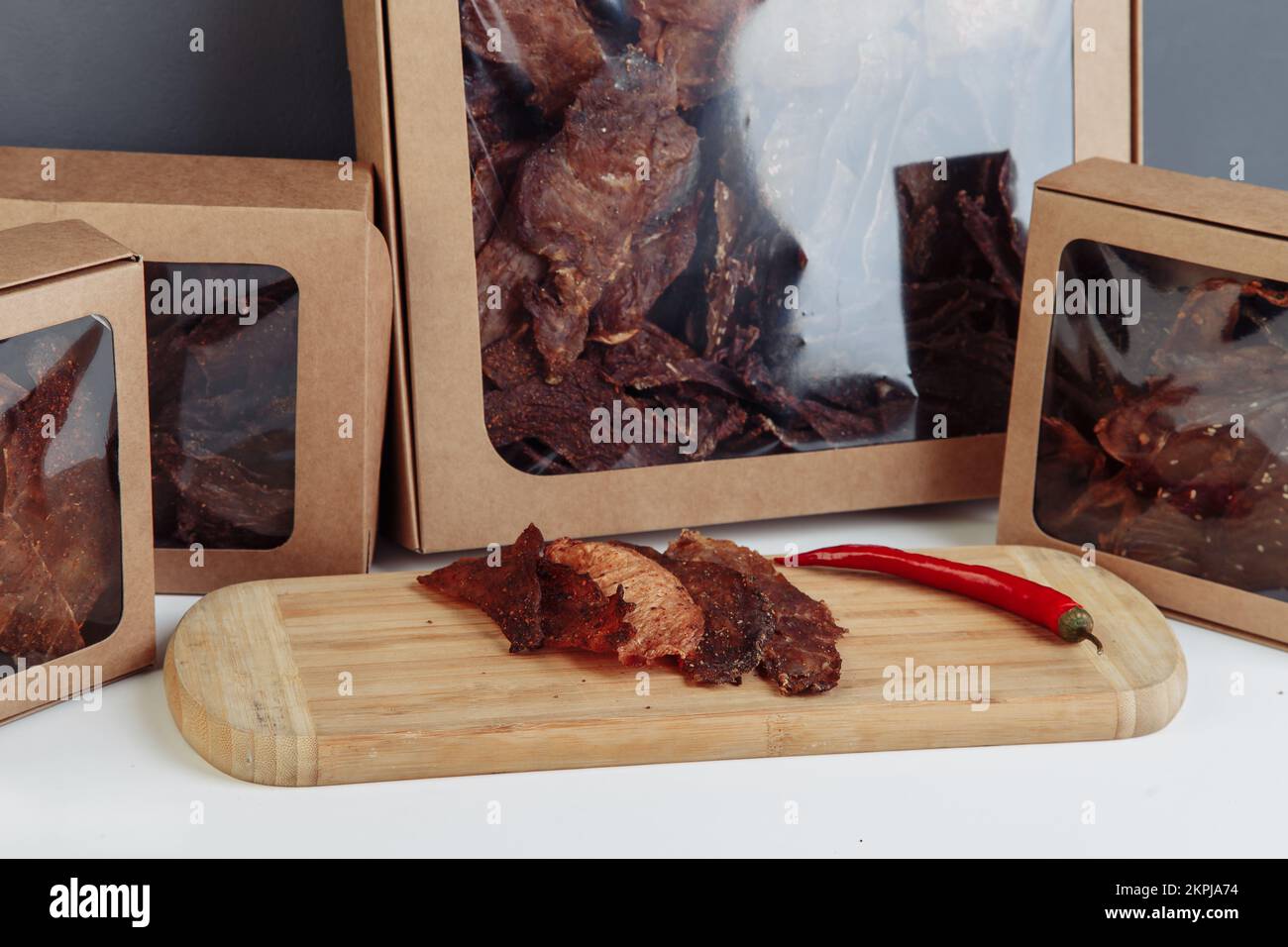 Spuntino a base di carne di manzo con un alto contenuto proteico e carne magra. cibo affumicato e secco. sfondo scuro. Foto di alta qualità Foto Stock