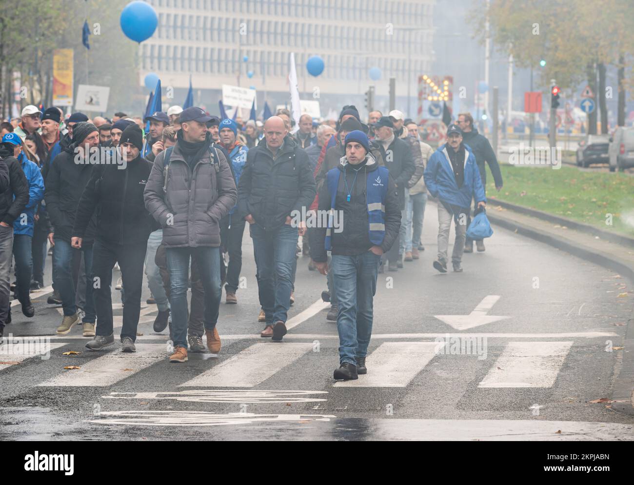 Brussels Capital Region, Belgio - 11 28 2022 - la polizia dimostra contro la violenza contro i poliziotti. I dimostranti indossano principalmente giacche blu di Th Foto Stock