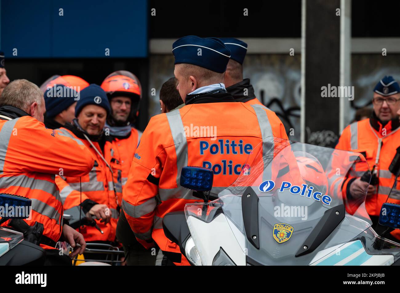 Brussels Capital Region, Belgio - 11 28 2022 - la polizia dimostra contro la violenza contro i poliziotti. Dimostranti con moto indossate in arancione Foto Stock