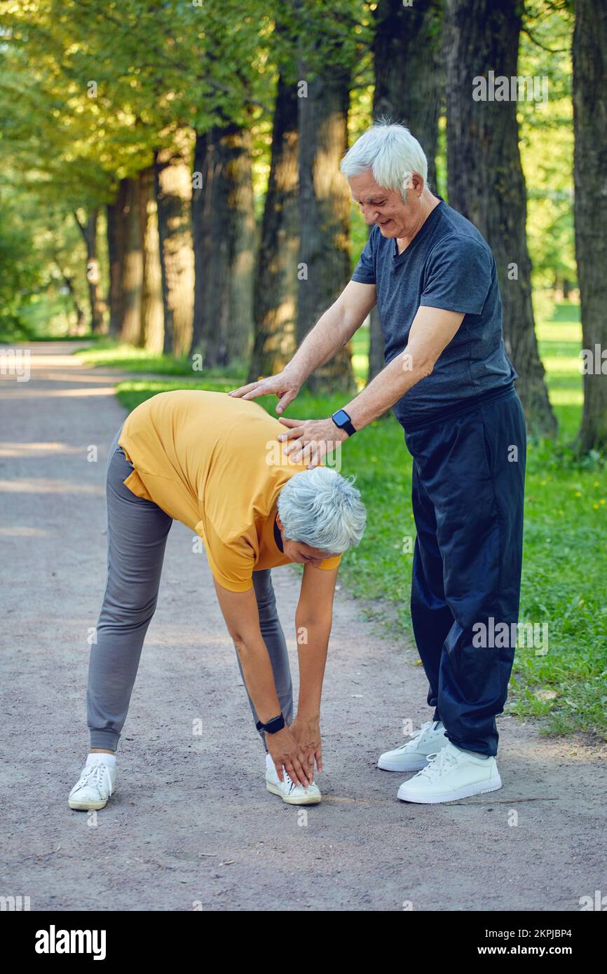 Coppia anziana sposata che lavora fuori, facendo le esercitazioni all'aperto. Stile di vita sportivo sano o pensionamento concetto Foto Stock