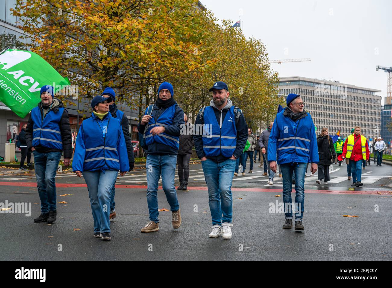 Brussels Capital Region, Belgio - 11 28 2022 - la polizia dimostra contro la violenza contro i poliziotti. I dimostranti indossano principalmente giacche blu di Th Foto Stock