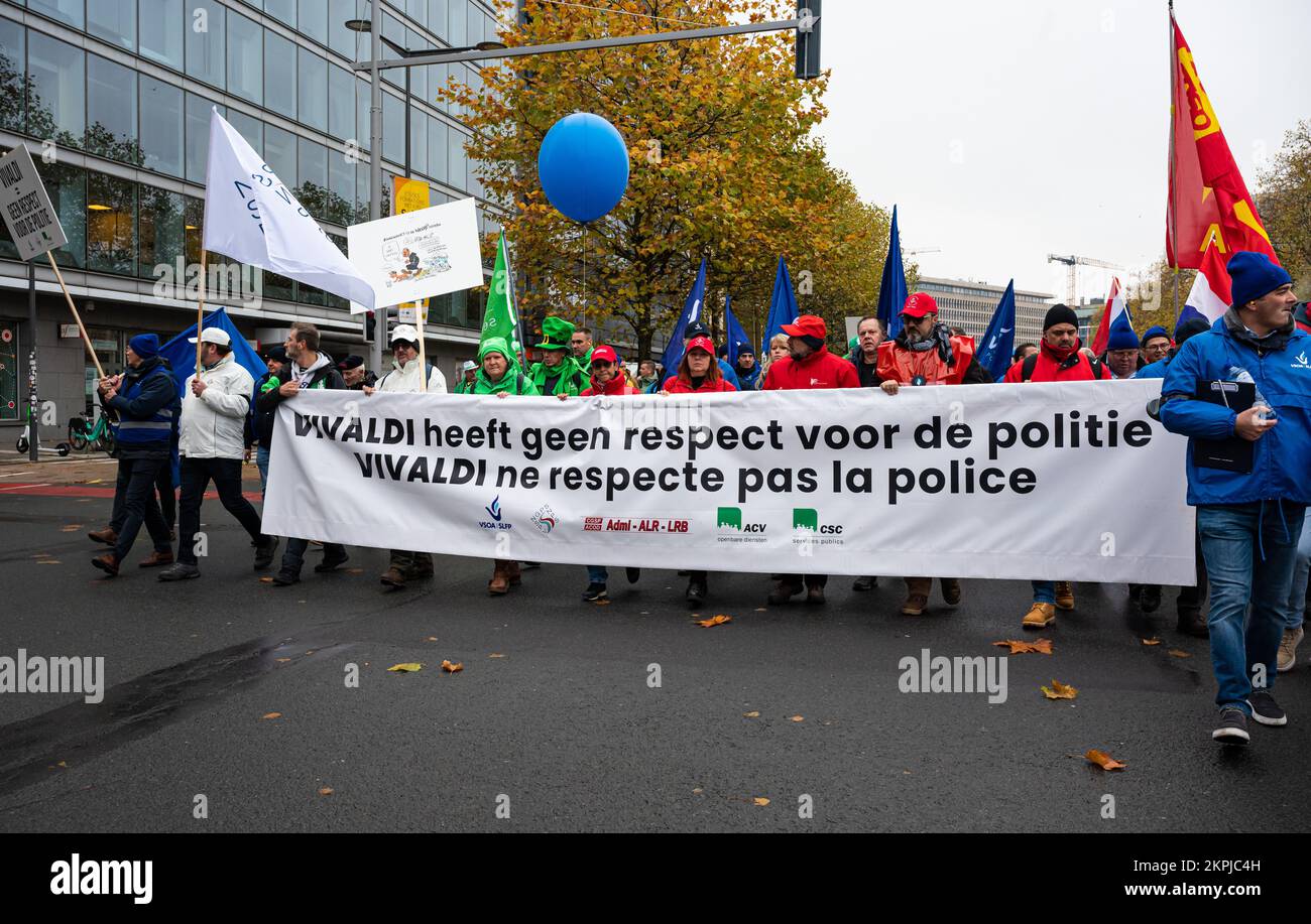 Brussels Capital Region, Belgio - 11 28 2022 - la polizia dimostra contro la violenza contro i poliziotti. I dimostranti stanno mostrando uno striscione che critica il Foto Stock