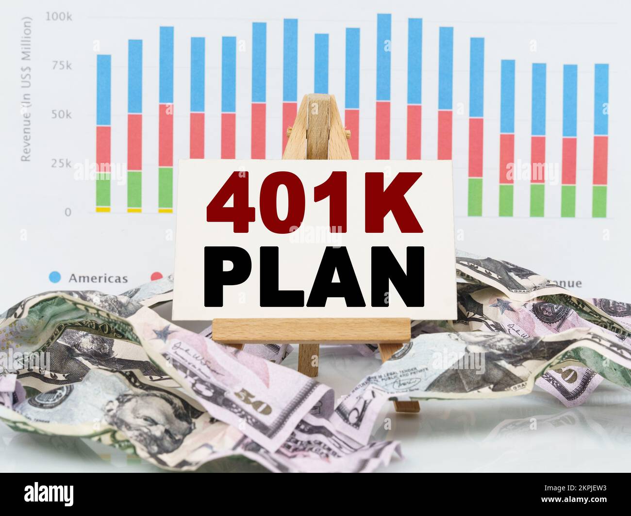 Concetto di business e finanza. Tra i grafici finanziari e denaro è un segno con il testo - piano 401K Foto Stock