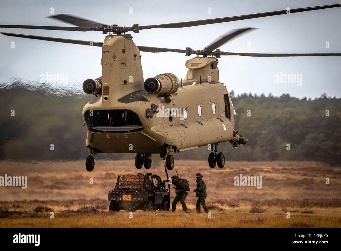 Soldati che attaccano un veicolo militare su tutti i terreni a un elicottero Boeing CH-47F Chinook. Ginkelse Heide, Paesi Bassi - 17 settembre 2022 Foto Stock