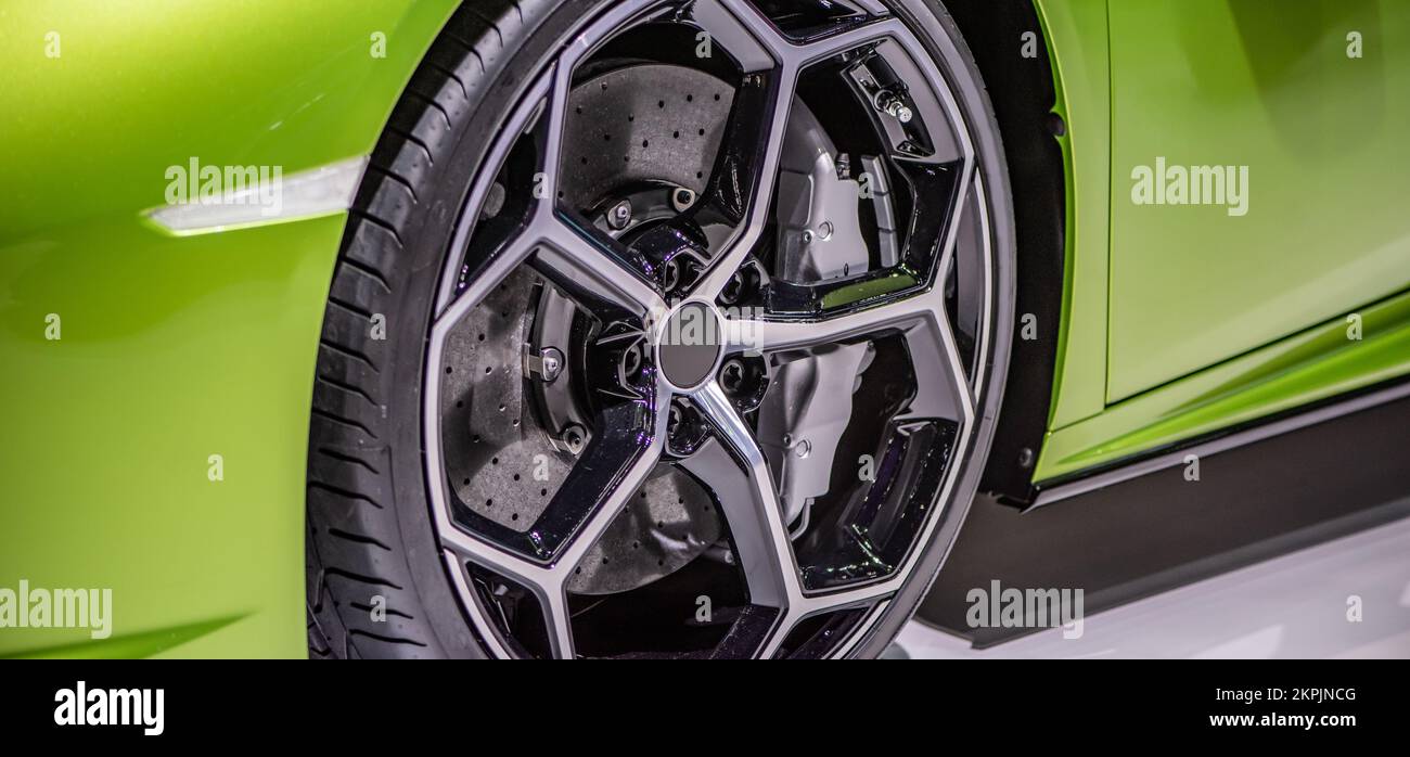 Cerchi in lega per uso automobilistico con pneumatico e copripastiglie dei freni a disco, concetto di assistenza per la manutenzione dell'auto. Foto Stock