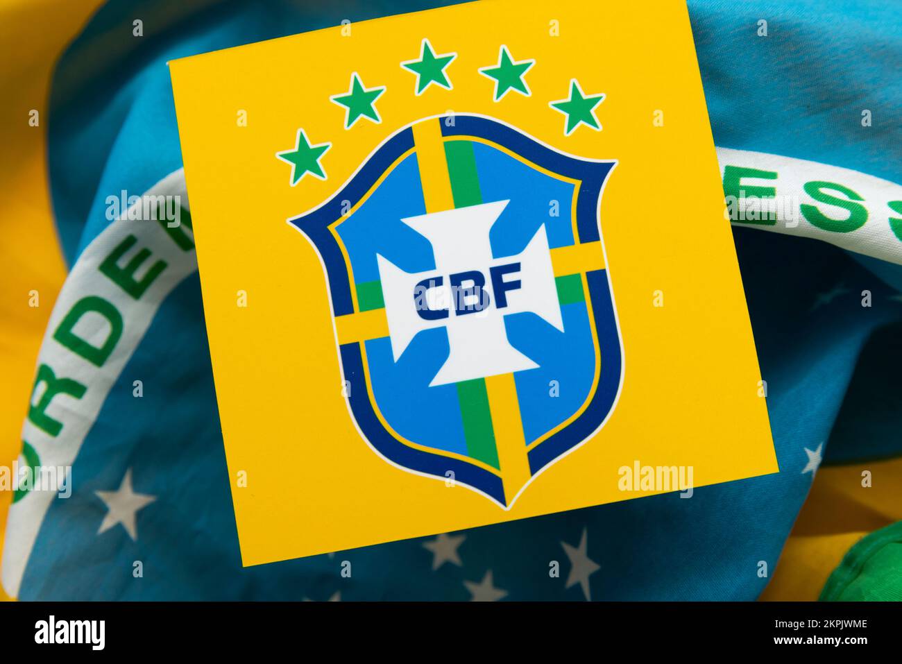 LONDRA, Regno Unito - Dicembre 2022: Logo della nazionale brasiliana della squadra di calcio distintivo simbolo della confederazione brasiliana del calcio Foto Stock