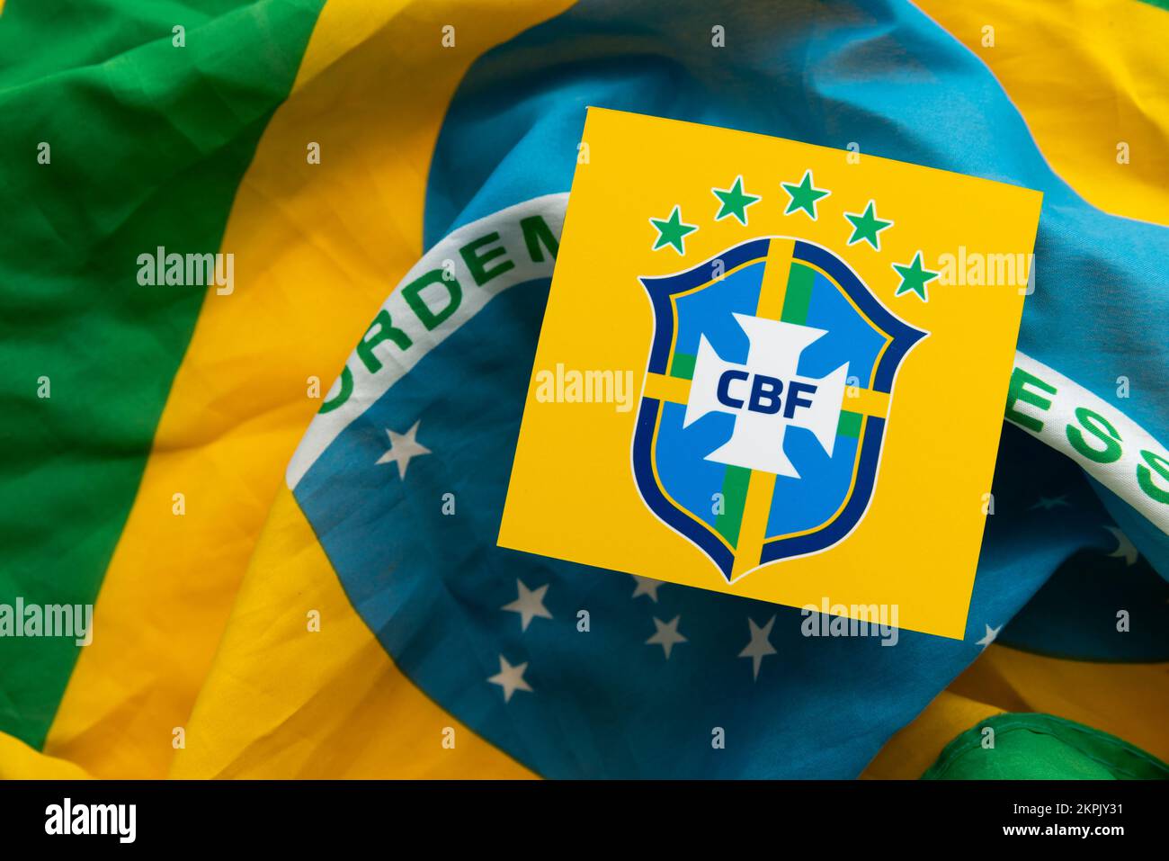 LONDRA, Regno Unito - Dicembre 2022: Logo della nazionale brasiliana della squadra di calcio distintivo simbolo della confederazione brasiliana del calcio Foto Stock