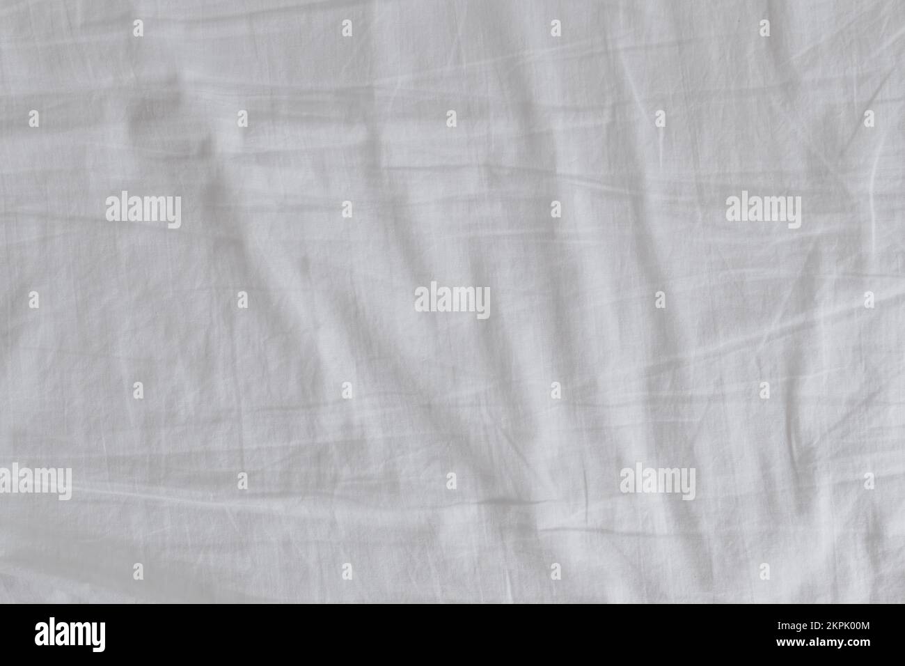Lenzuola bianche ruggite in camera da letto come sfondo, vista dall'alto Foto Stock