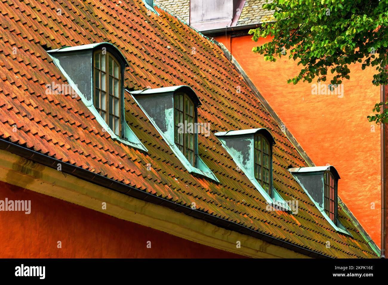 Vecchio attico dormitorio tetto finestra a Halmstad, Svezia Foto Stock