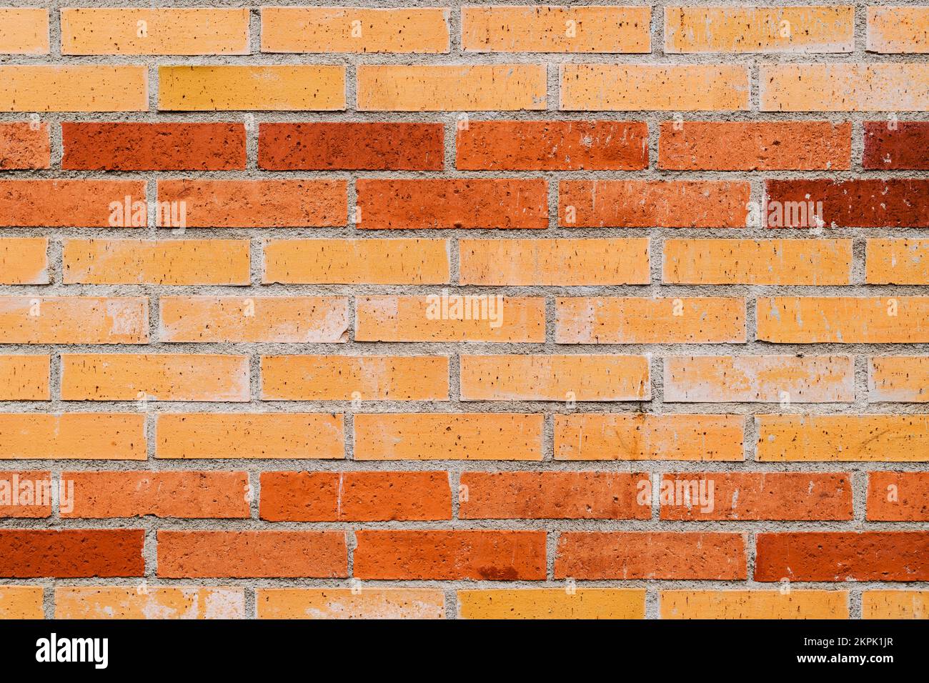 Muro di mattoni arancioni da Halmstad in Svezia. Sfondi urbani e texture. Foto Stock