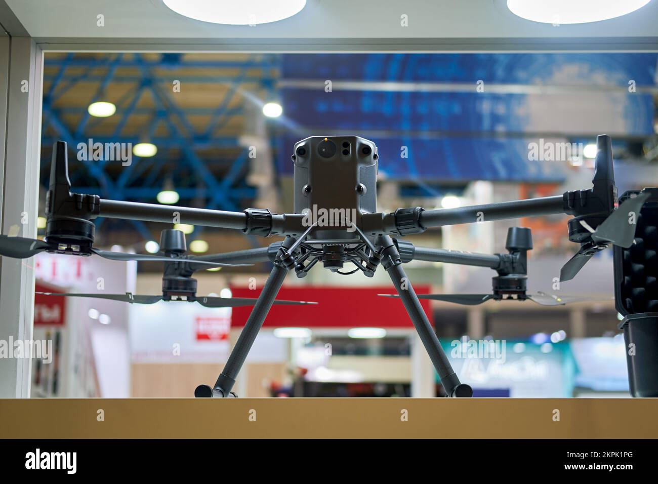 Droni in vendita con la macchina fotografica immagini e fotografie stock ad  alta risoluzione - Alamy