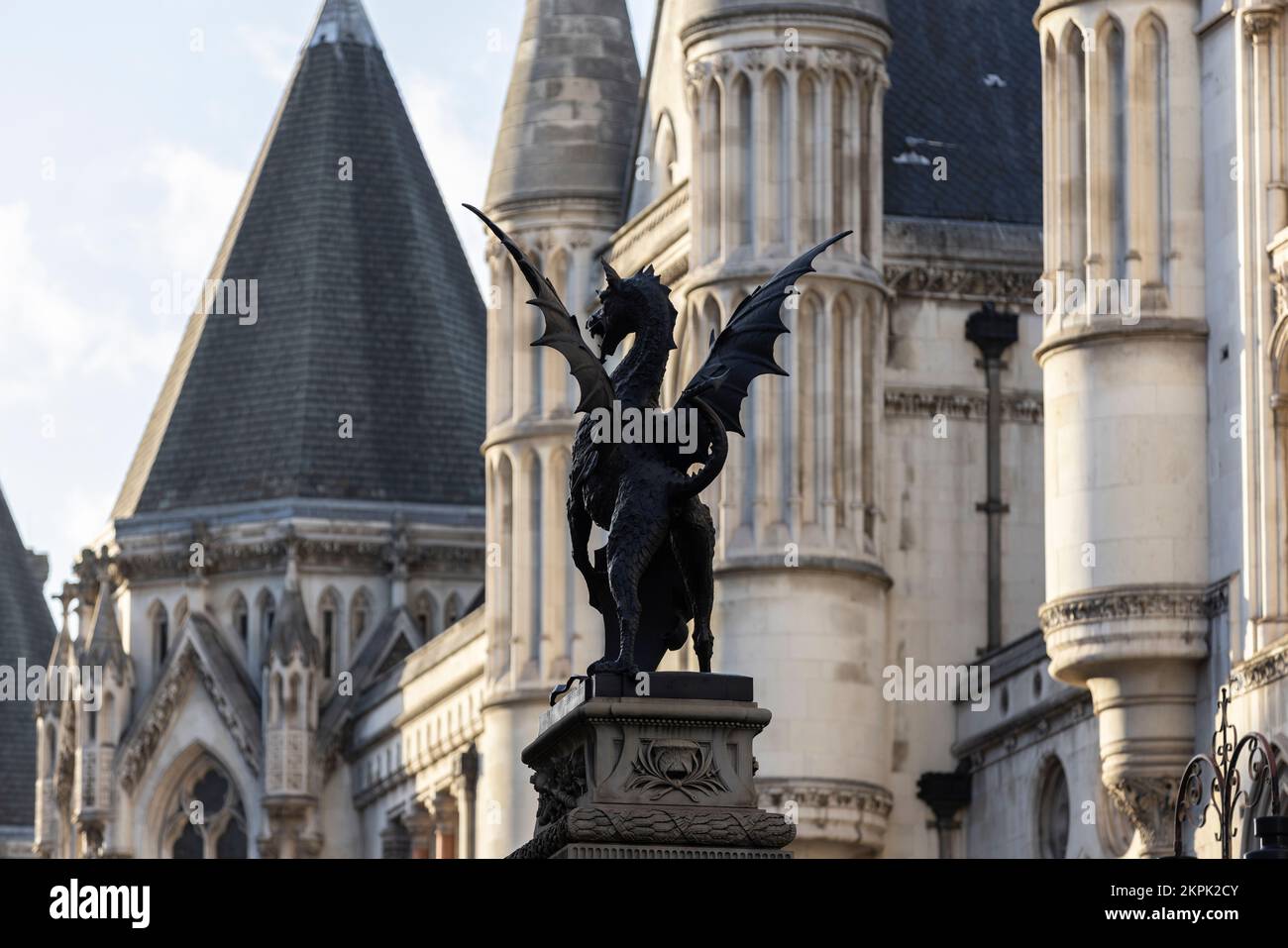La statua del drago "Griffin" su un piedistallo segna il principale ingresso cerimoniale alla City di Londra, dove lo Strand incontra Fleet Street, in Inghilterra Foto Stock