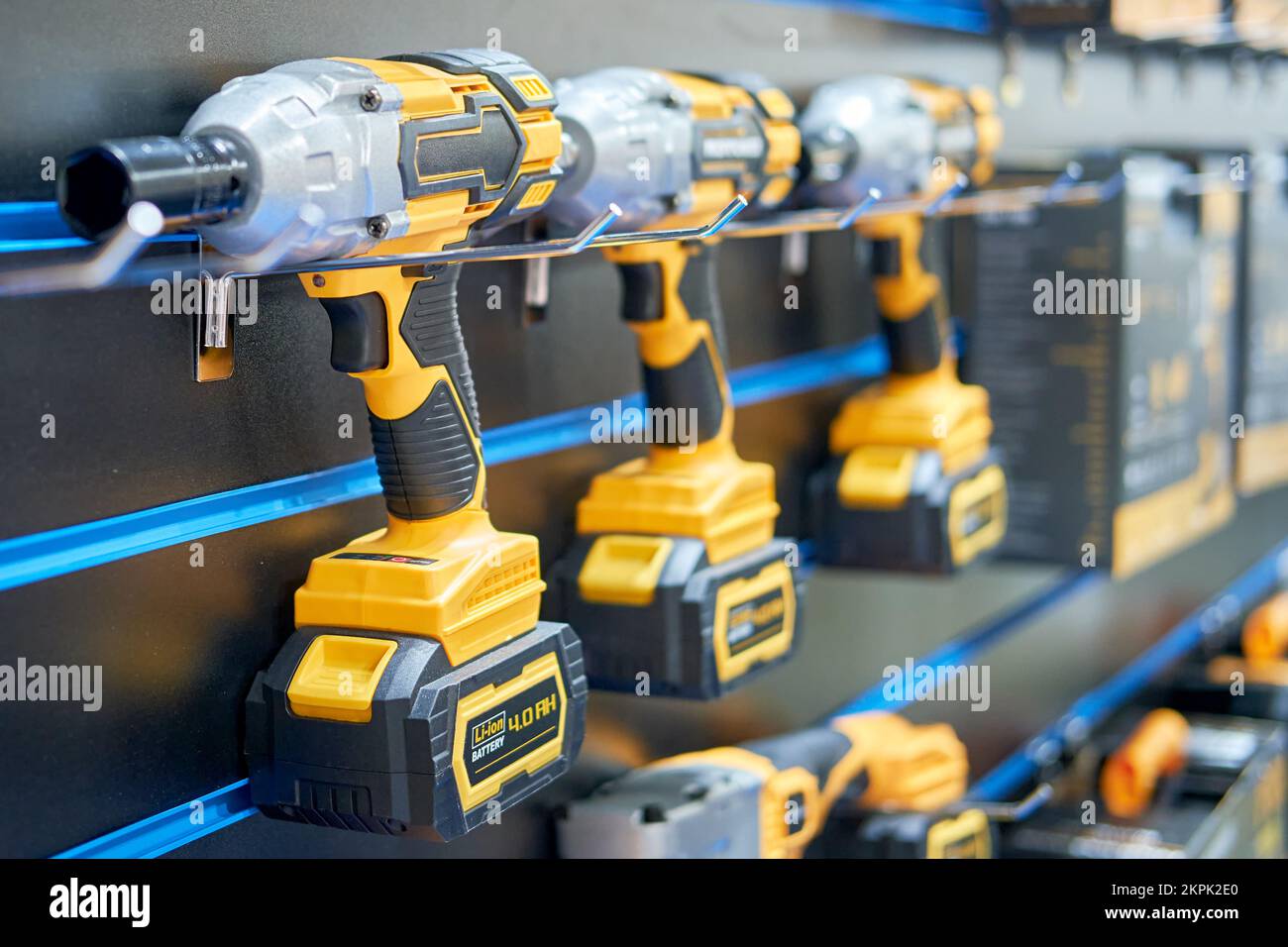 Uno strumento professionale per il lavoro, la riparazione e la costruzione nel negozio. Vendita di utensili elettrici cablati e di apparecchiature alimentate a batteria nel negozio Foto Stock