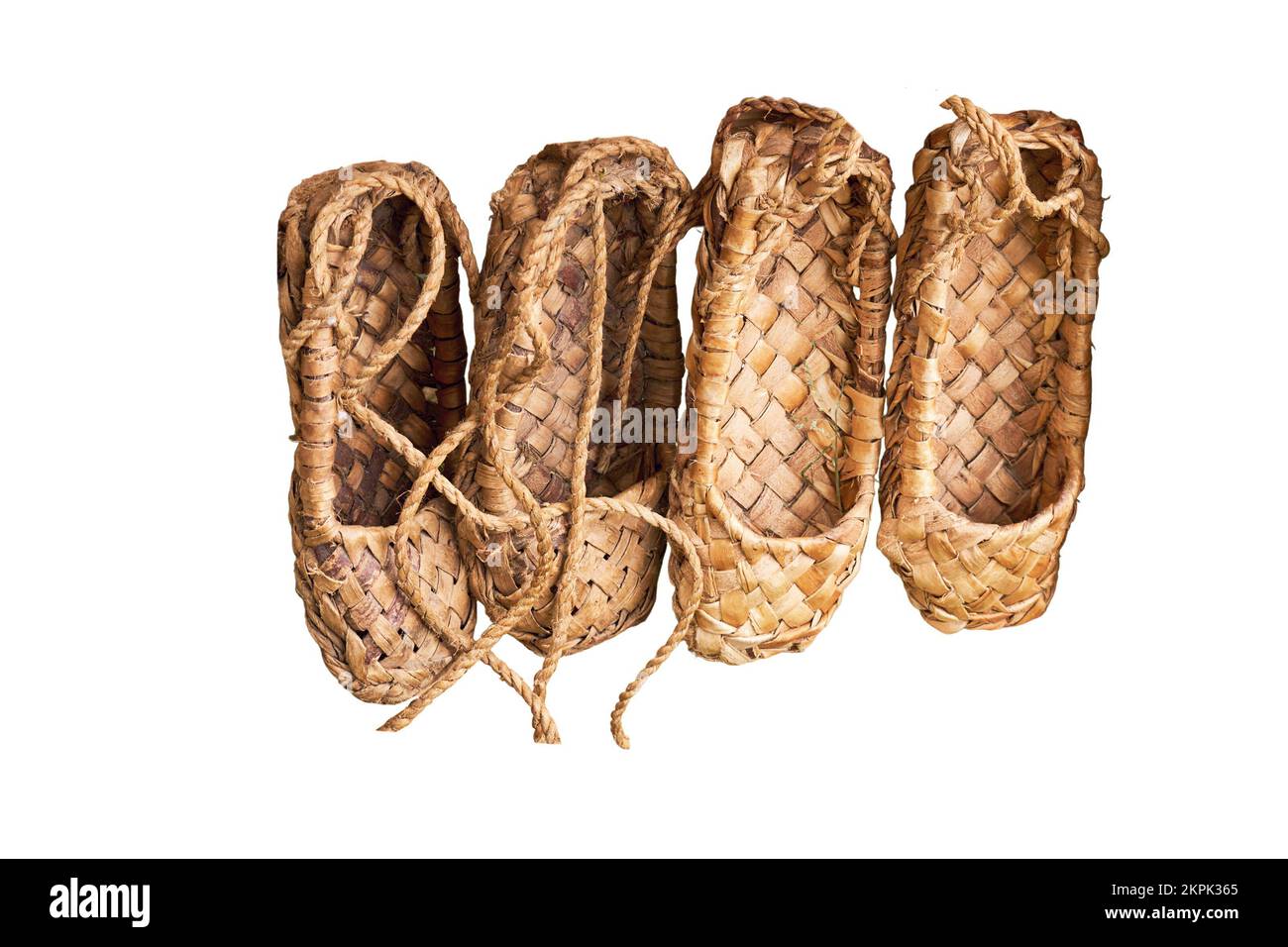 Scarpe russe in bast - lapti a maglia di corteccia, isolate su sfondo bianco Foto Stock Scarpe russe in bast - lapti a maglia di corteccia, isolate su sfondo bianco Foto Stock