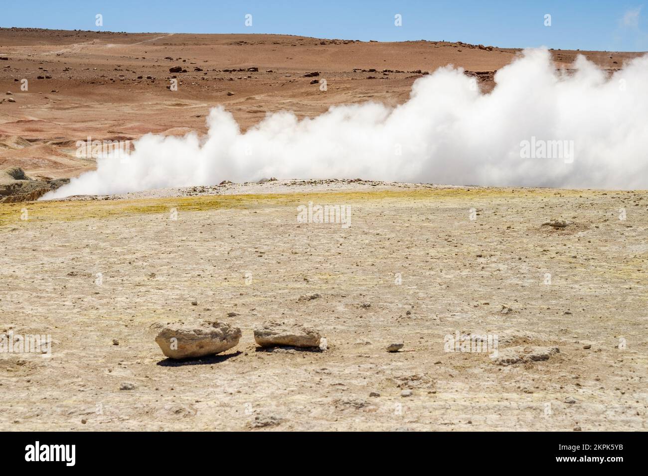 Colonna di vapore da un geyser a Sol de Mañana (Morning Sun) Area geotermica nella Riserva Nazionale Eduardo Avaroa, Bolivia Foto Stock