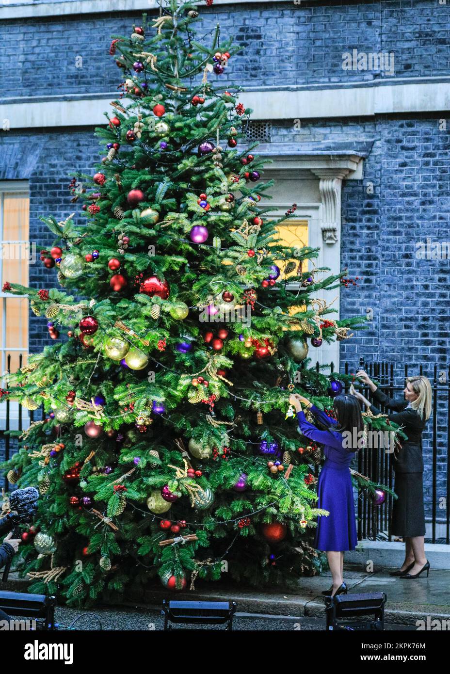 Londra, Regno Unito. 28th Nov 2022. Zelenska e Murthy uscita 10 Downing Street e guardare insieme il Downing Street Christmas Tree. Olena Zelenska, moglie del presidente Zelensky dell'Ucraina, visita Downing Street oggi. È stata accolta a Downing Street da Akshata Murthy, moglie di PM Rishi Sunak. Credit: Imageplotter/Alamy Live News Foto Stock