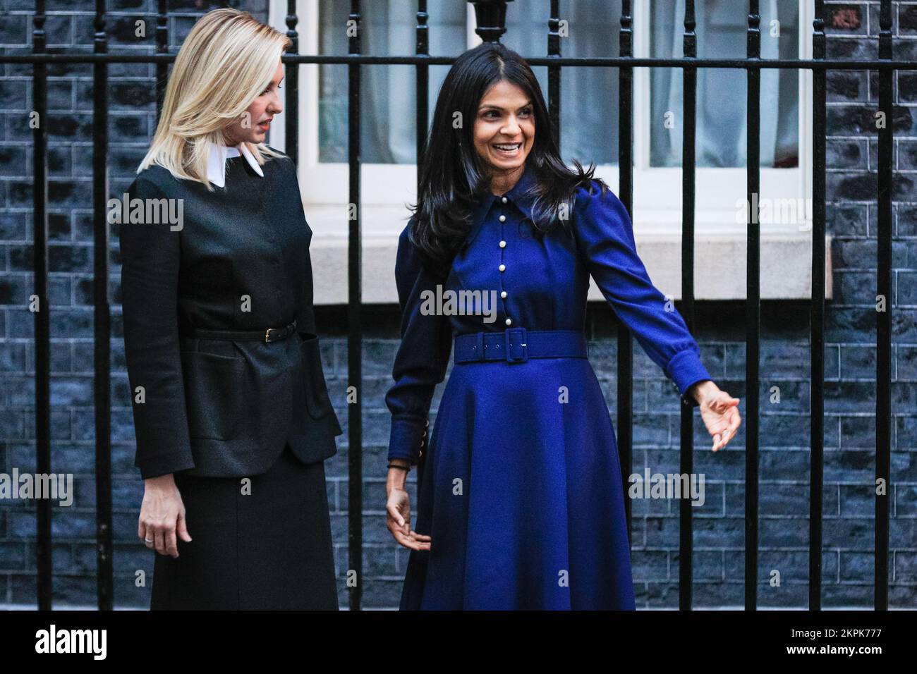 Londra, Regno Unito. 28th Nov 2022. Zelenska e Murthy uscita 10 Downing Street e guardare insieme il Downing Street Christmas Tree. Olena Zelenska, moglie del presidente Zelensky dell'Ucraina, visita Downing Street oggi. È stata accolta a Downing Street da Akshata Murthy, moglie di PM Rishi Sunak. Credit: Imageplotter/Alamy Live News Foto Stock