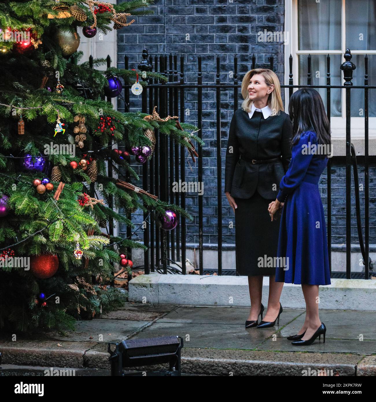 Londra, Regno Unito. 28th Nov 2022. Zelenska e Murthy uscita 10 Downing Street e guardare insieme il Downing Street Christmas Tree. Olena Zelenska, moglie del presidente Zelensky dell'Ucraina, visita Downing Street oggi. È stata accolta a Downing Street da Akshata Murthy, moglie di PM Rishi Sunak. Credit: Imageplotter/Alamy Live News Foto Stock