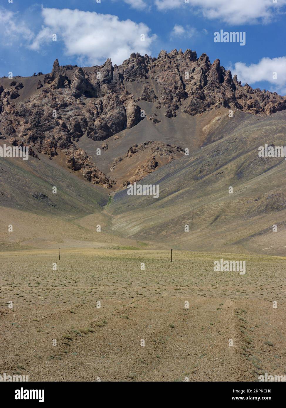 Vista panoramica verticale di spettacolari formazioni rocciose lungo l'autostrada Pamir ad alta quota vicino a Murghab, Gorno-Badakshan, Tagikistan Foto Stock