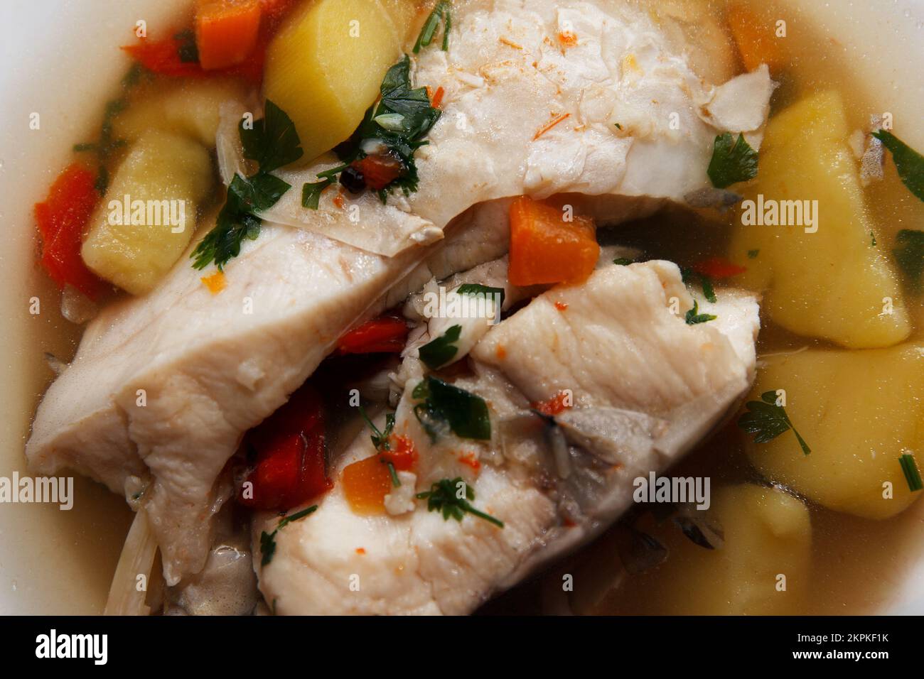 Tradizionale zuppa di pesce saporita servita calda su un piatto per pranzo con abbondante carne di pesce Foto Stock