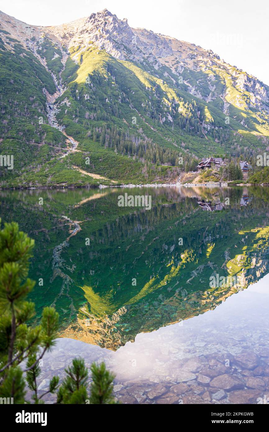 Morskie Oko o il lago Sea Eye nel Parco Nazionale di Tatra, vicino a Zakopane, Polonia. Vista sul rifugio di montagna in legno, vecchia casa, rifugio sul lago. Foto Stock