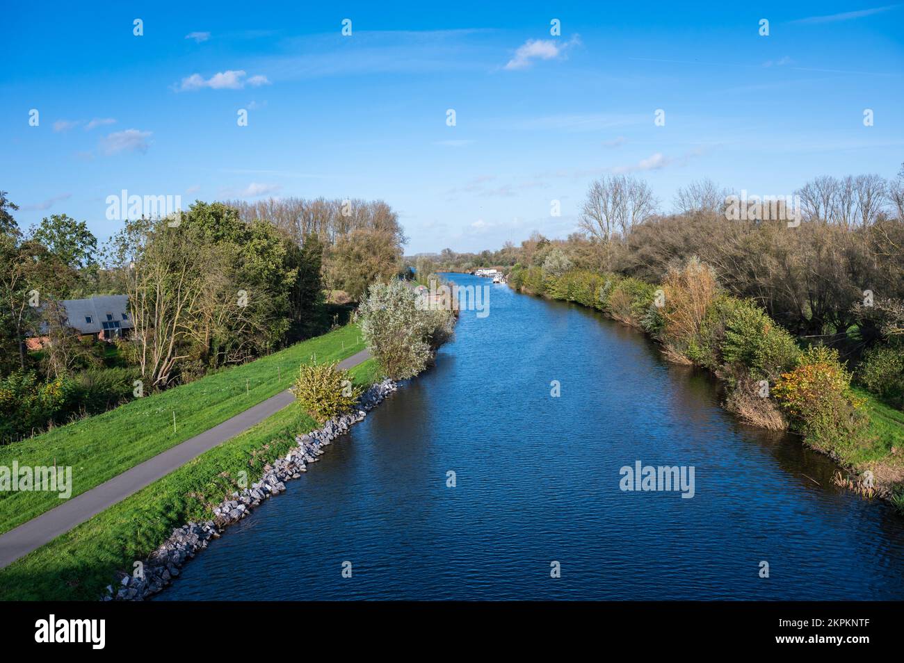 Vista sul fiume Dender e sulla natura circostante Gijzegem, Fiandre, Belgio Foto Stock