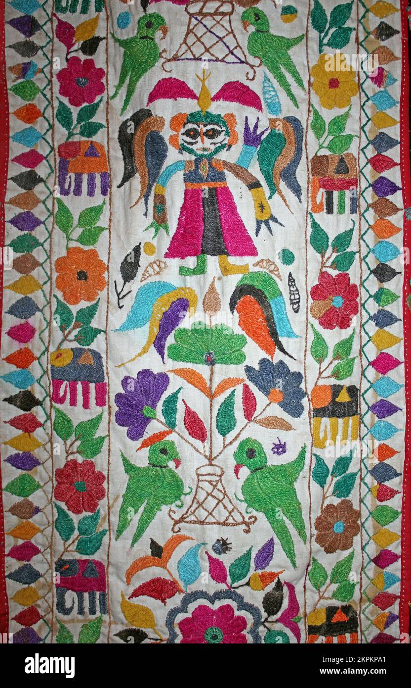Gujarat Ricamo disegno con fiori e pappagalli Foto Stock