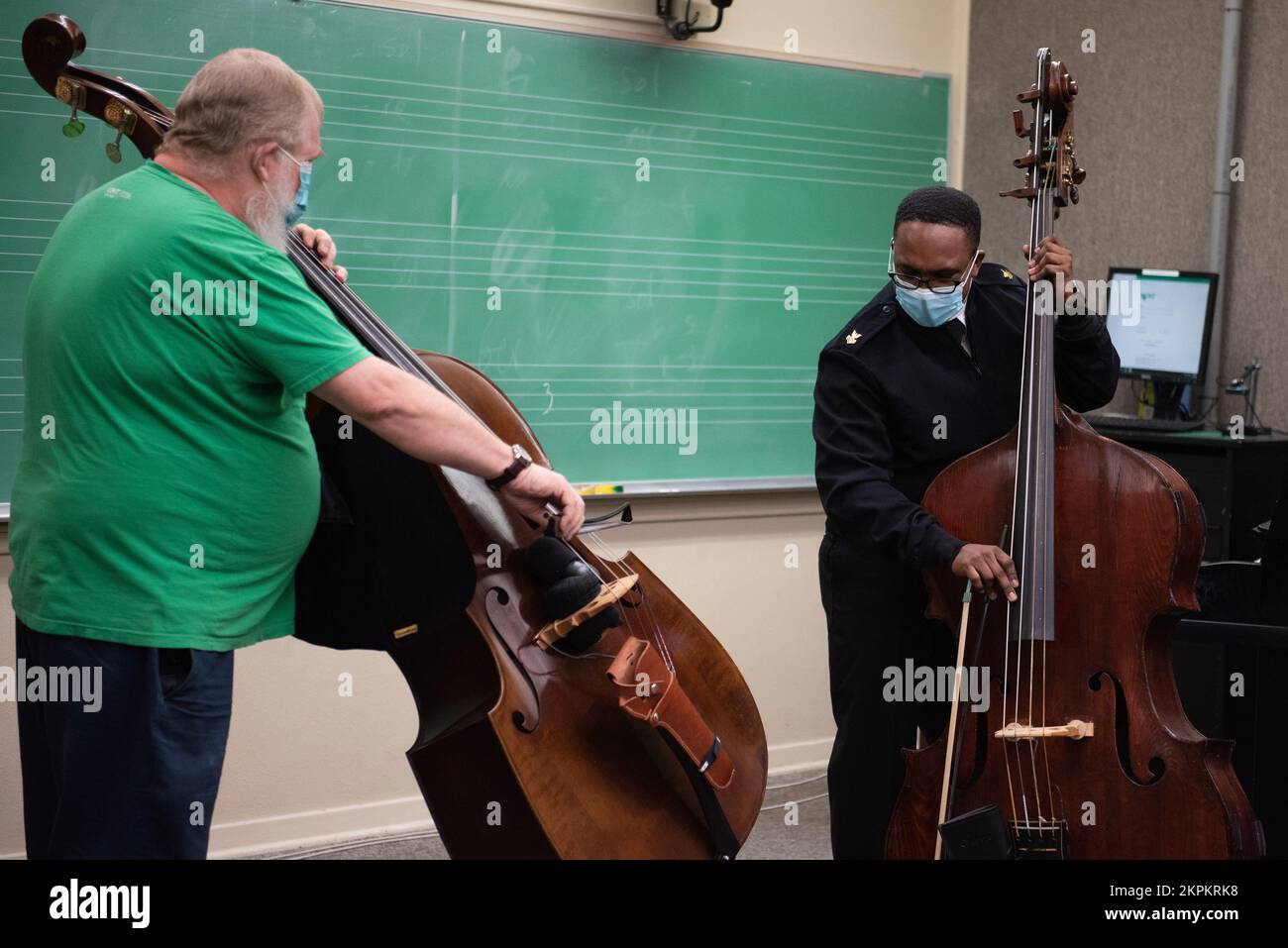 221027-N-PG545-1032, Denton, Texas (1 novembre 2022) il musicista di classe 1st William Ledbetter esegue un duetto con Lynn Seaton, professore di basso jazz presso l'Università del Nord Texas durante una clinica. Oltre ad esibirsi in concerti pubblici, i Commodores hanno partecipato ad una serie di eventi educativi durante il loro tour nazionale. Foto Stock