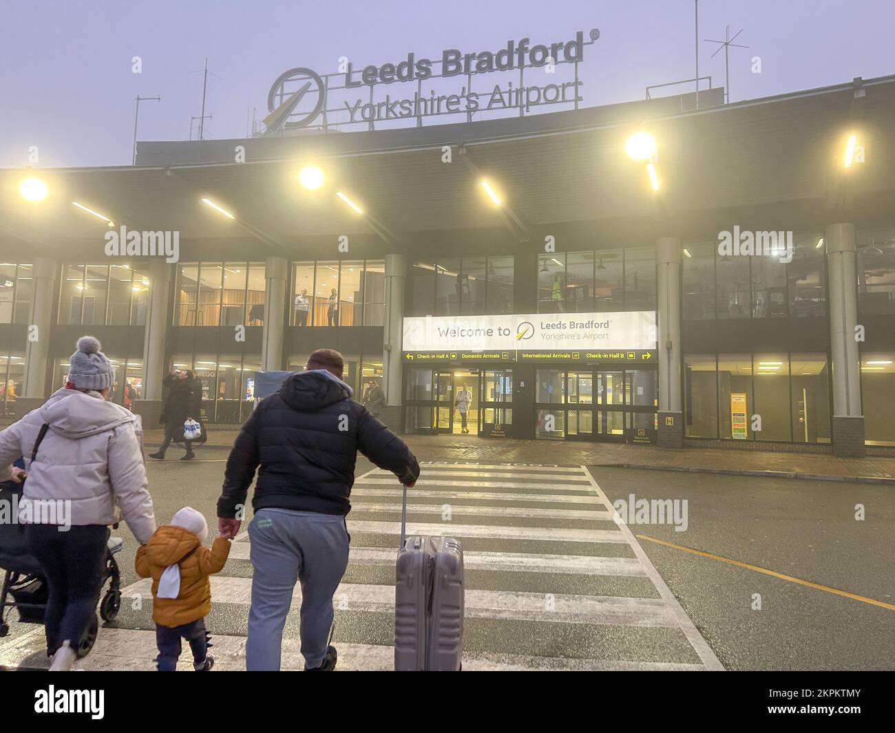 Leeds, Regno Unito. 28th Novembre 2022. I passeggeri arrivano alla lounge Partenze per ritardi significativi ai voli causati dalla nebbia fitta a Leeds Bradford AirportLBA è l'aeroporto più alto in Inghilterra ad un'altitudine di 681ft/208m. Credit: BRADLEY TAYLOR / Alamy Live News. Foto Stock