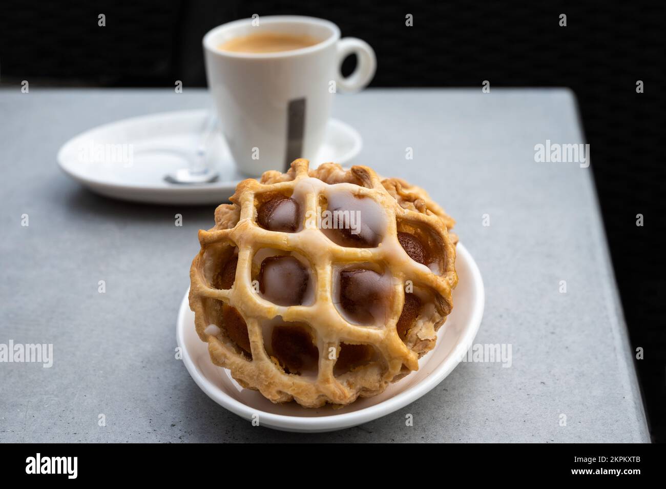 Pasticceria frangipane dolce fatta in casa servita con un caffè su un tavolo, Belgio Foto Stock