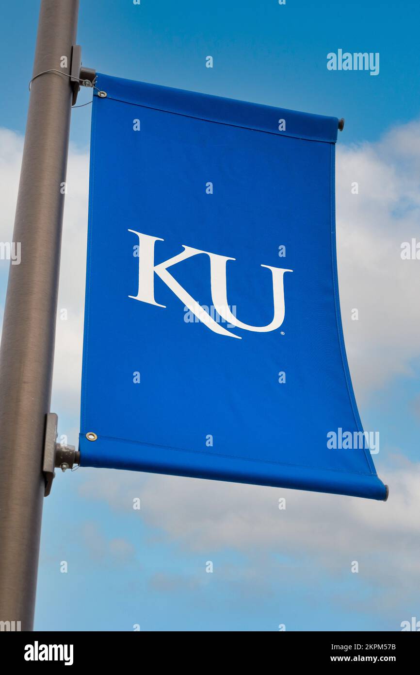LAWRENCE, KS, USA - 2 NOVEMBRE 2022: Bandiera e motto degli studenti nel campus dell'Università del Kansas. Foto Stock