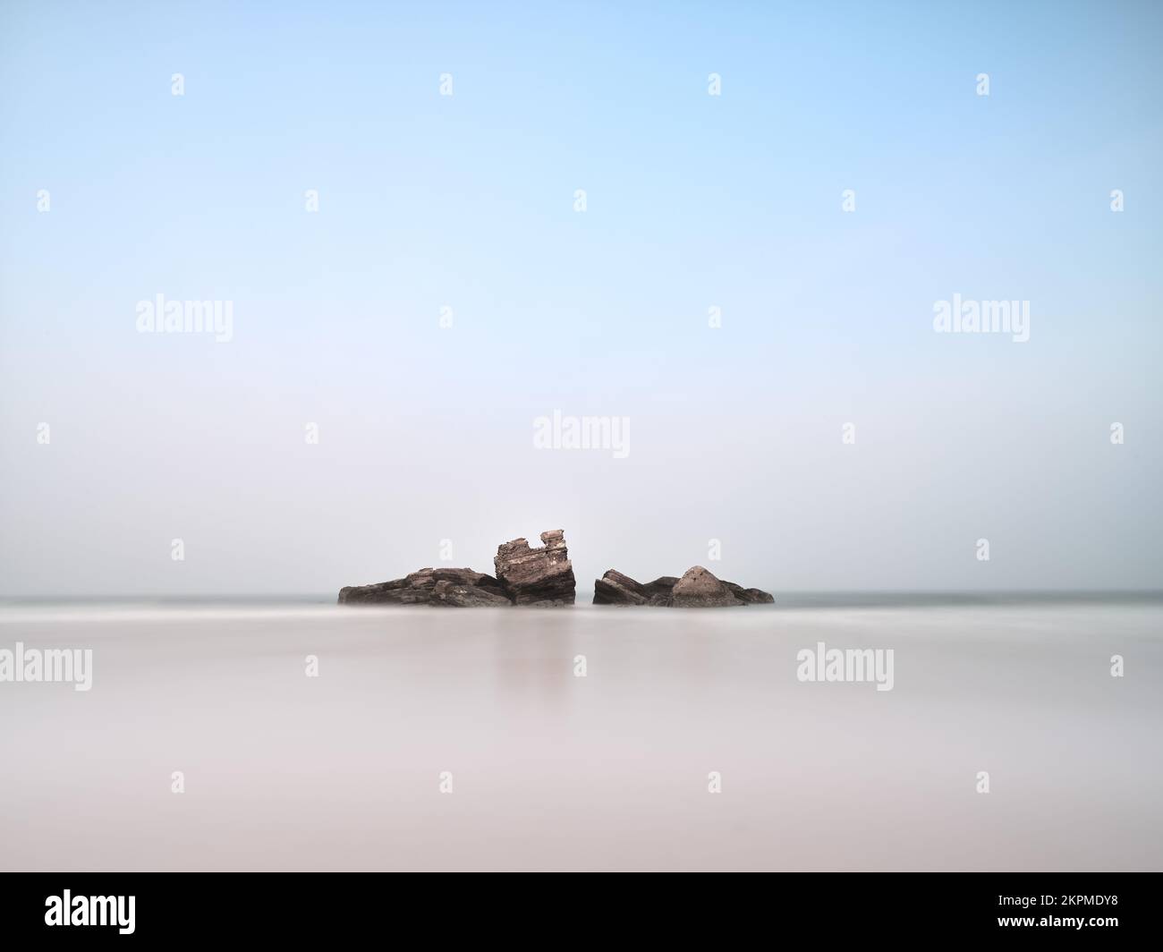 Due formazioni rocciose su una spiaggia vuota, Marocco Foto Stock