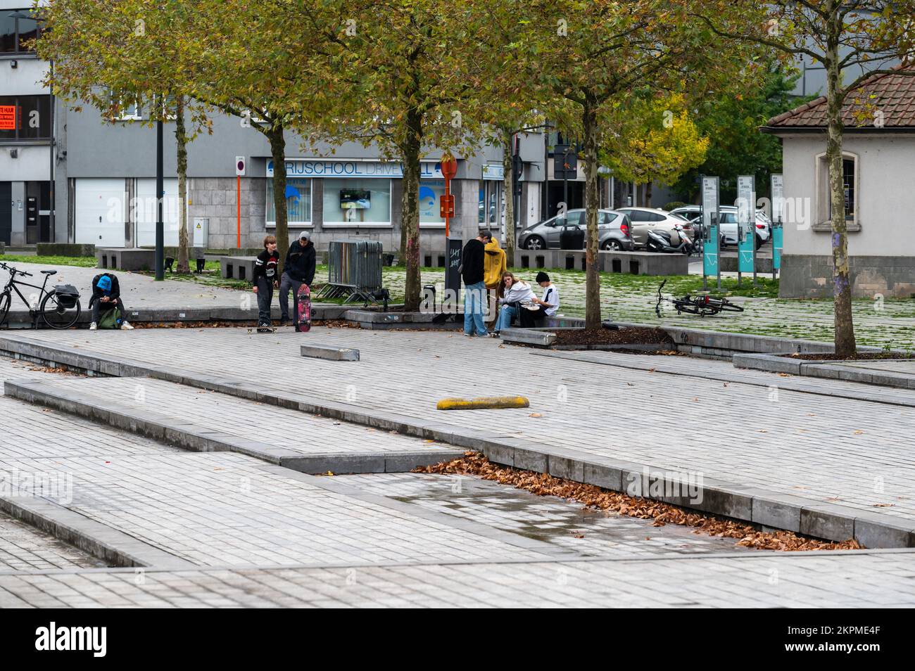 Aalst, Brabante Fiammingo, Belgio - 11 02 2022 - giovani nella piazza della stazione ferroviaria Foto Stock