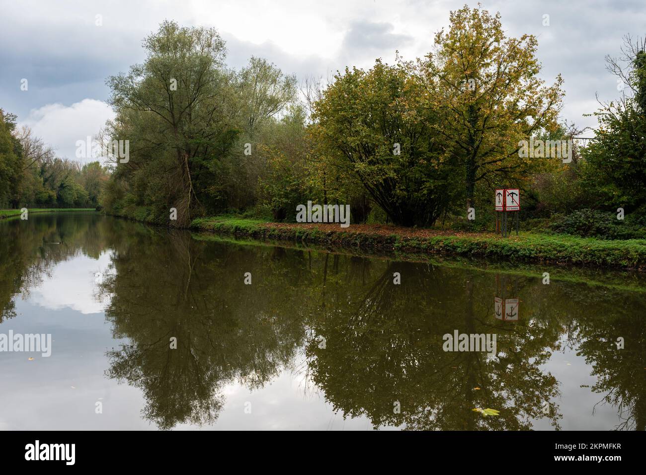 Erembodegem, East Flemish Region, Belgio, 11 04 2022 - alberi che si riflettono nelle acque del fiume Dender Foto Stock