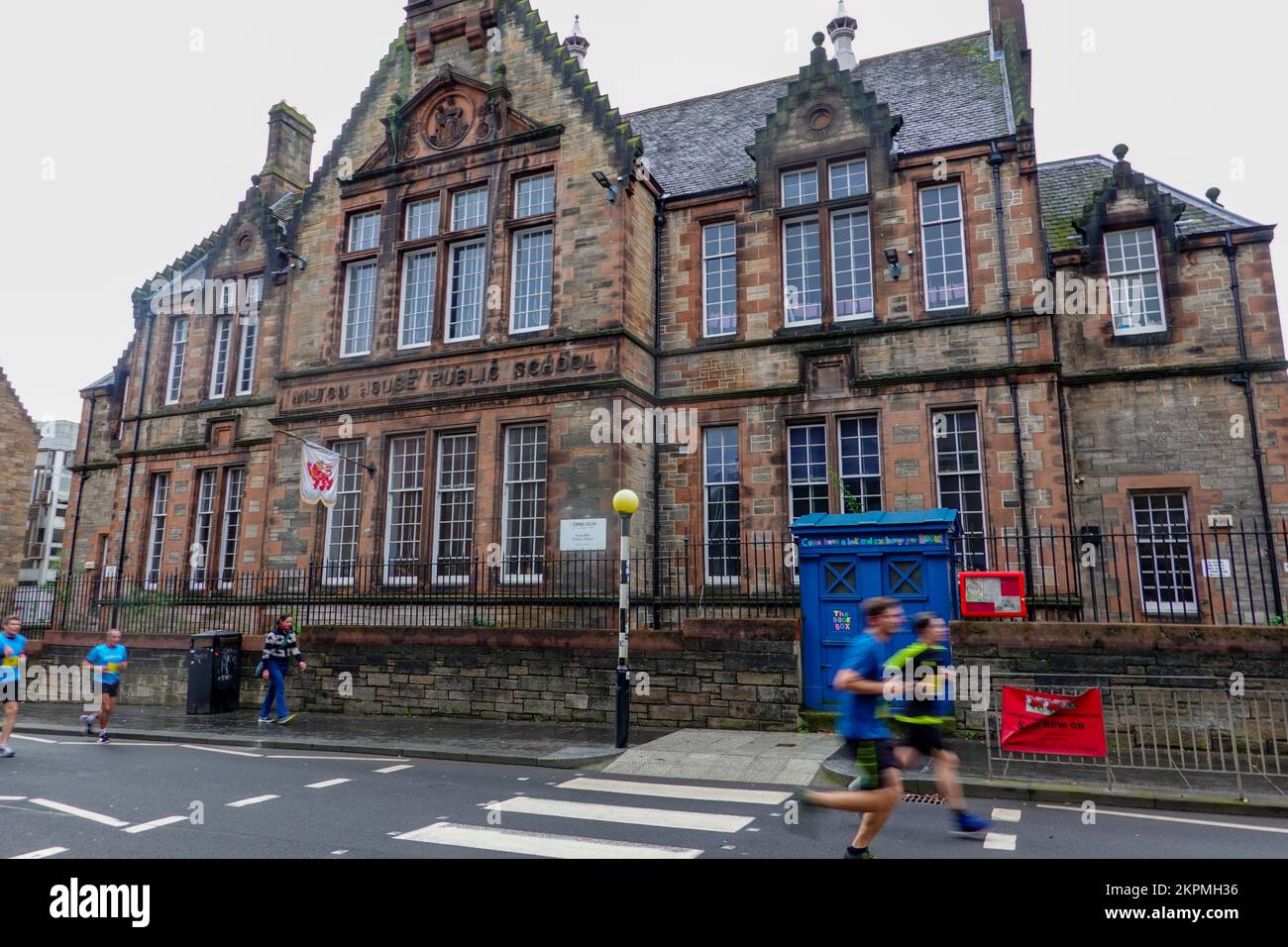 Edimburgo 10K 2022 corridori che passano la Royal Mile Primary School, precedentemente conosciuta come Milton House Public School, una scuola statale non denominazionale. Foto Stock