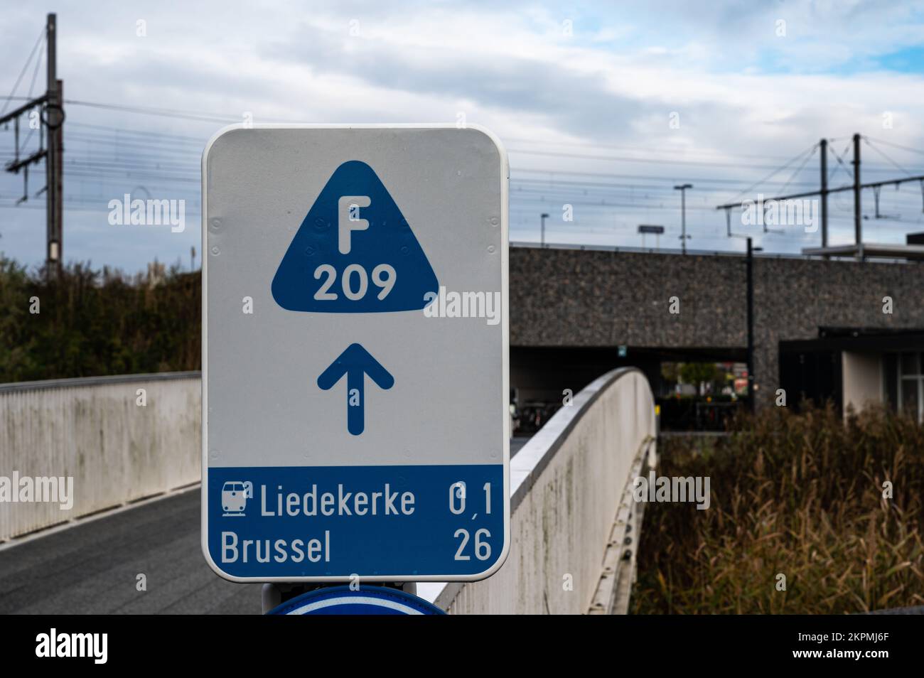 Liedekerke, Regione fiamminga orientale, Belgio, 11 04 2022 - segnale della pista ciclabile veloce F209 da Liedekerke a Bruxelles Foto Stock