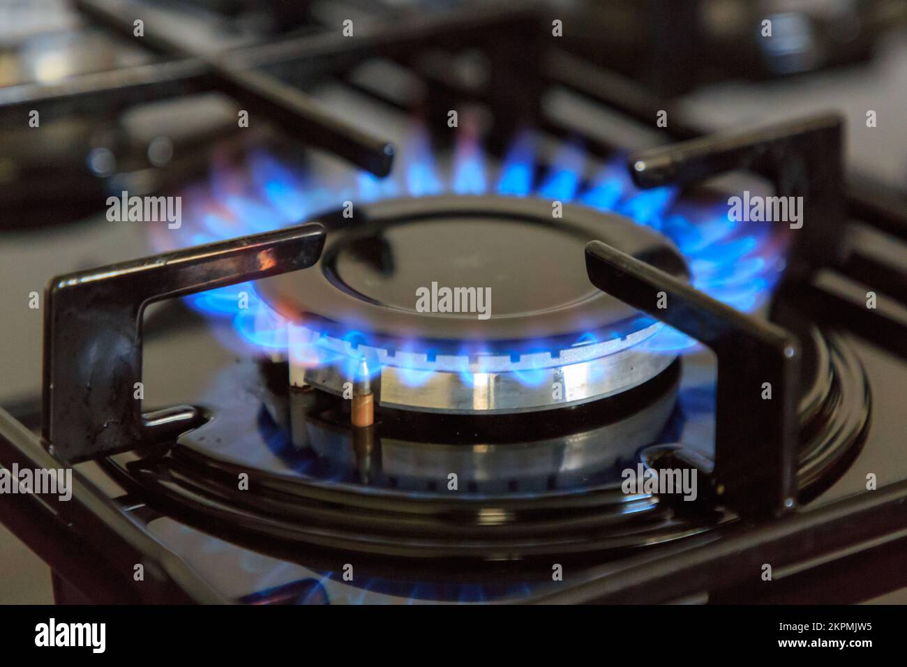 Fiamme blu di un fornello a gas naturale in funzione Foto Stock