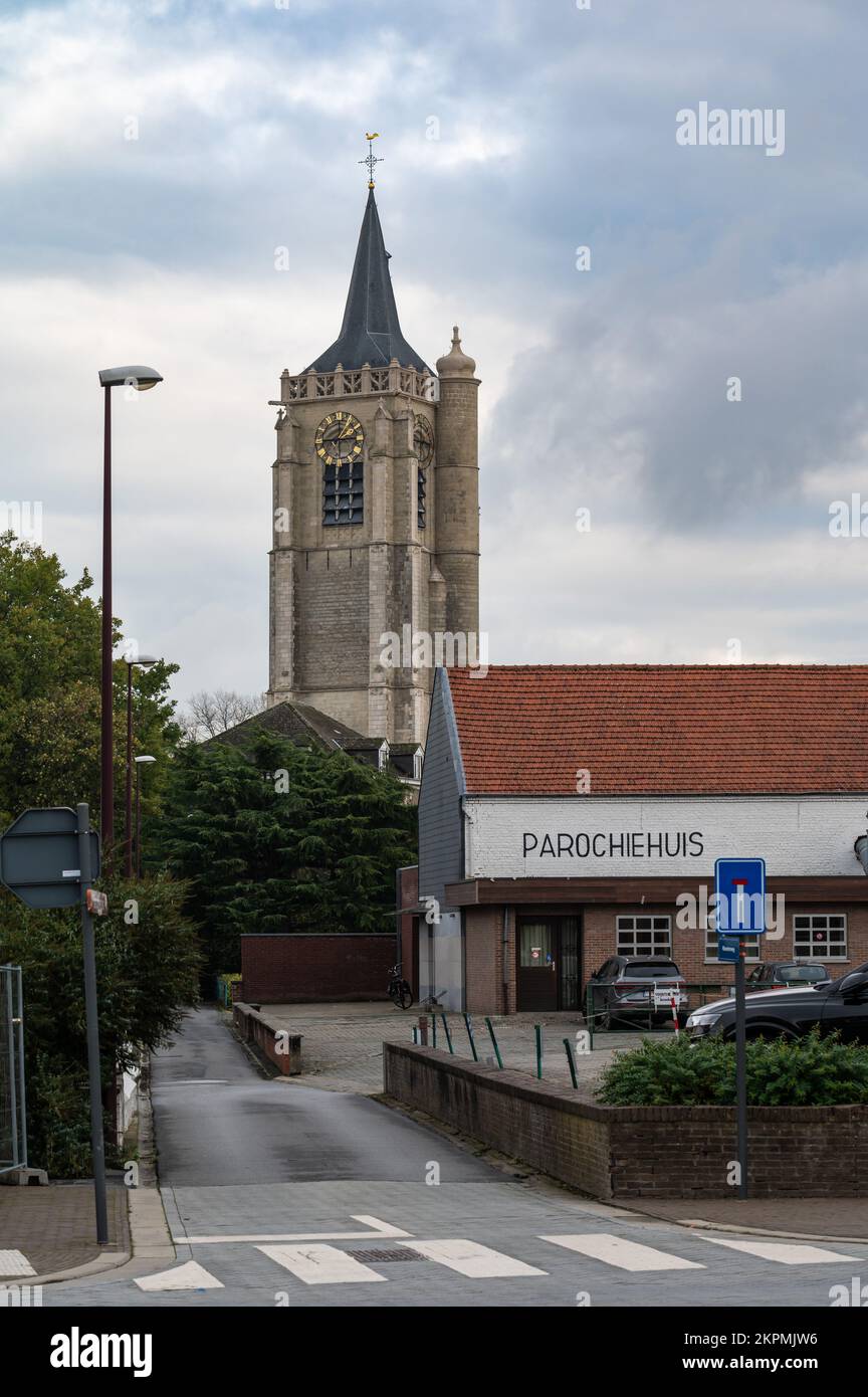 Ternat, Regione del Brabante Fiammingo, Belgio, 11 04 2022 - Vista sulle strade e la chiesa cattolica del villaggio Foto Stock