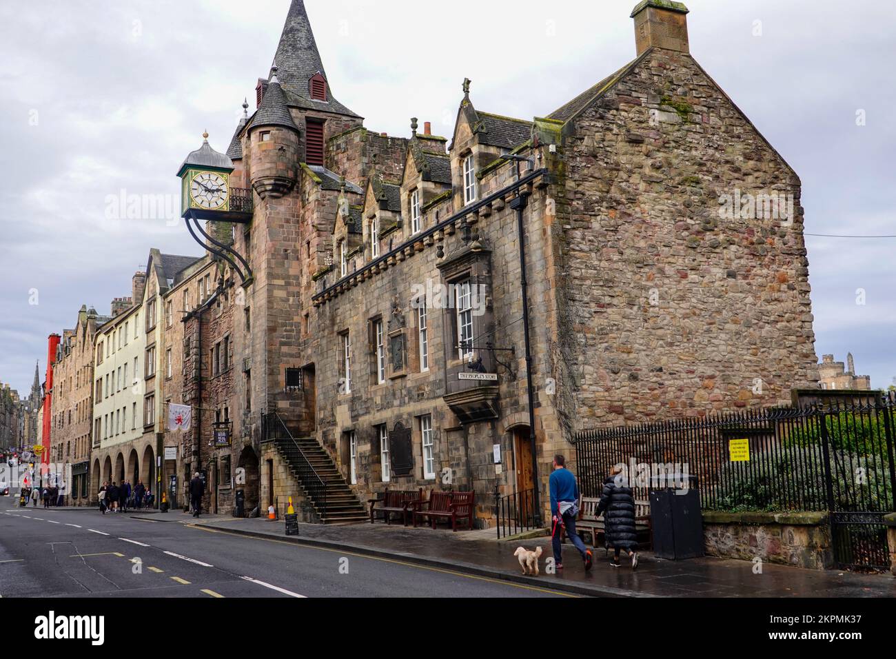 Persone che camminano lungo il marciapiede del Royal Mile nella zona di Canongate, di fronte agli interessanti edifici che contengono la Tavern Tolbooth, Edinburgo. Foto Stock