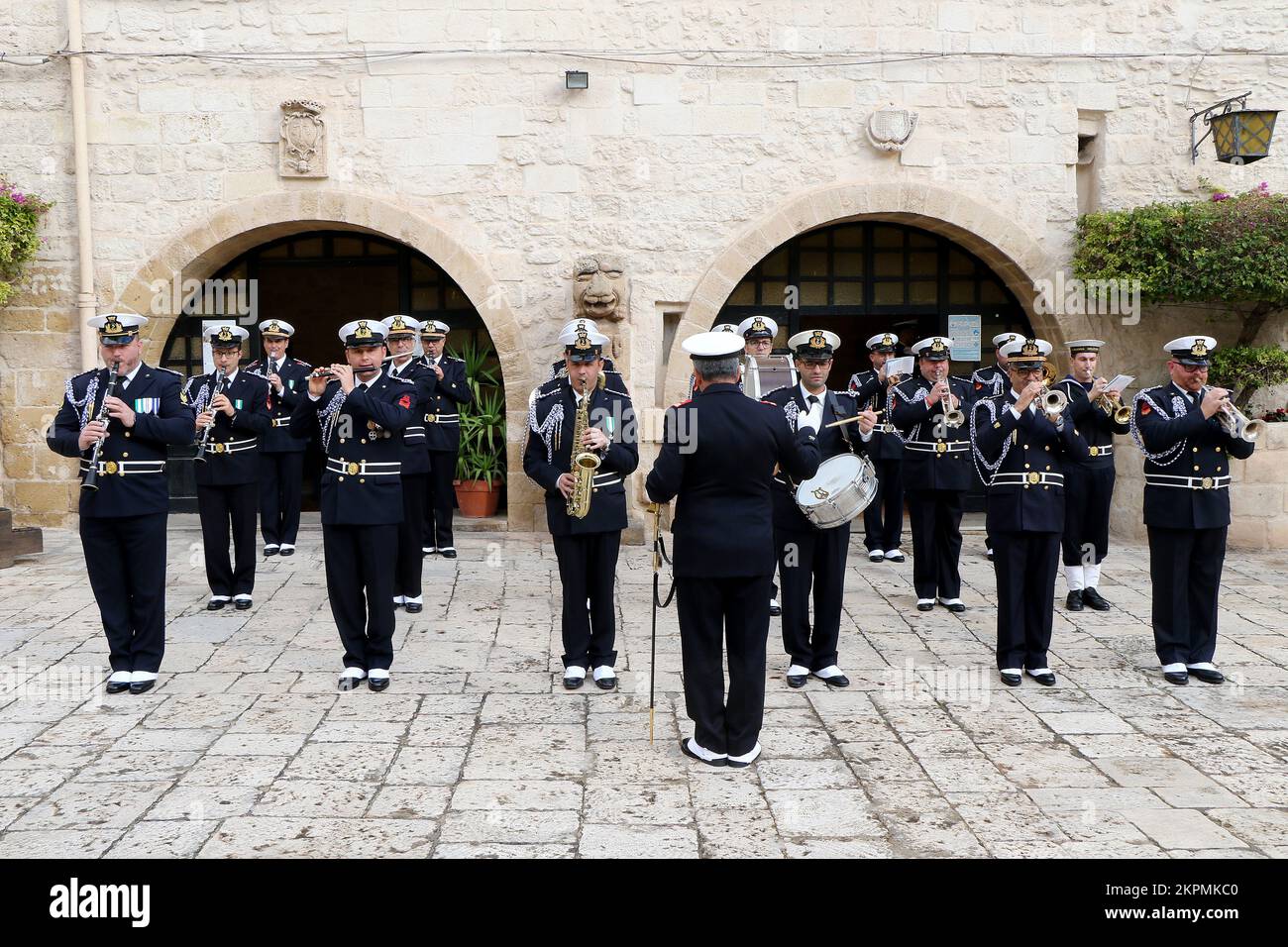 La banda musicale della Marina militare Italiana con uniforme invernale durante una cerimonia a Taranto, Puglia, Italia. Foto di alta qualità Foto Stock