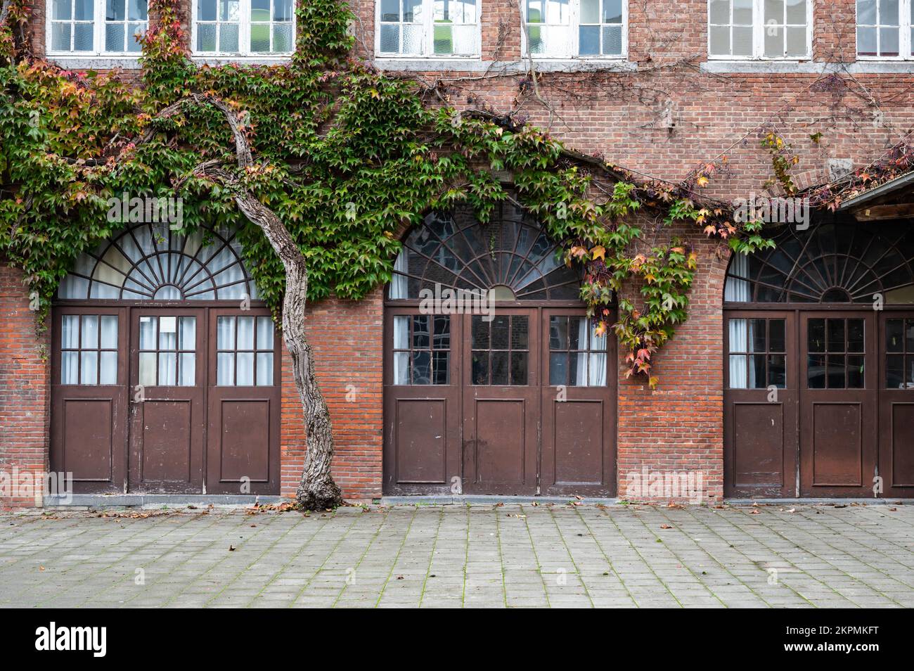 Ternat, Regione del Brabante Fiammingo, Belgio, 11 04 2022 - tradizionale facciata in mattoni con finestre marroni del castello di Kruikenburg Foto Stock