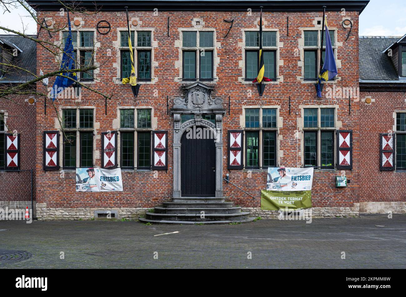 Ternat, Regione del Brabante Fiammingo, Belgio, 11 04 2022 - facciata in pietra di mattoni e piazza del municipio Foto Stock