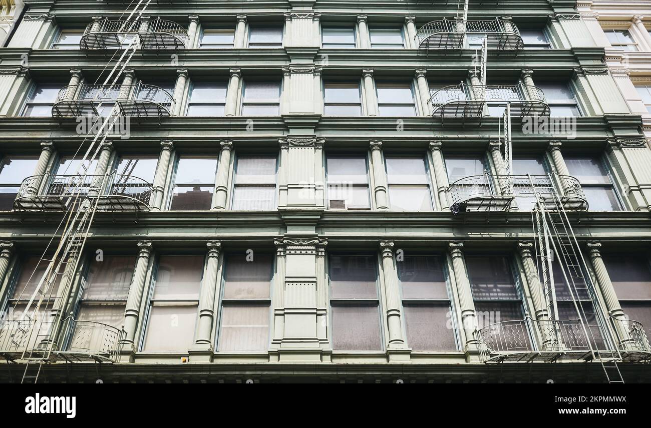 Vecchio edificio con scappate di ferro, New York City, Stati Uniti. Foto Stock
