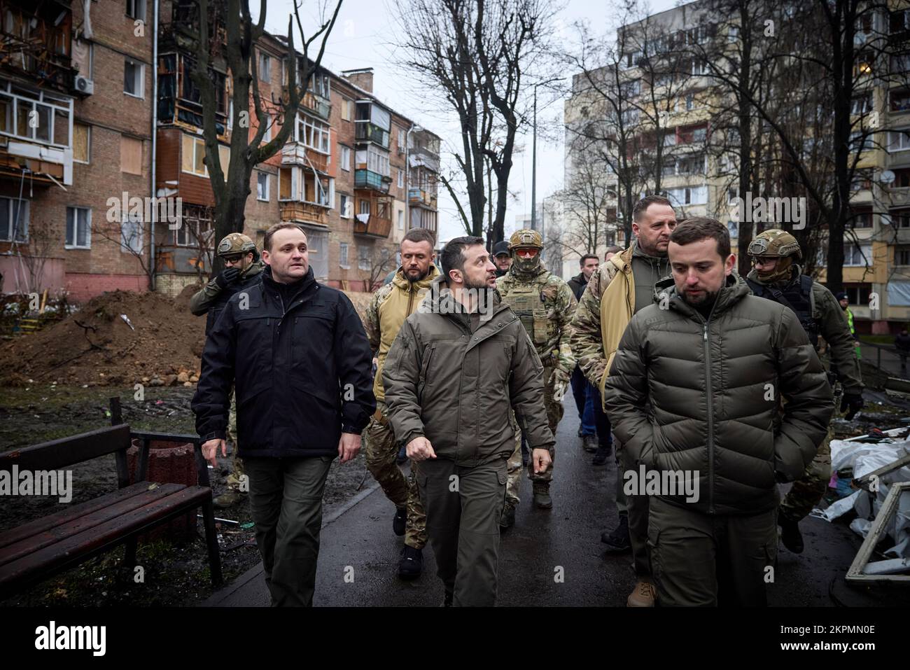 Il presidente dell'Ucraina Volodymyr Zelensky ha visitato la città di Vyshgorod, nella regione di Kyiv, durante un viaggio di lavoro e ha ispezionato un edificio residenziale di quattro piani danneggiato da un attacco missilistico russo il 23 novembre. Il capo dell'amministrazione militare regionale di Kiev Oleksiy Kuleba ha riferito al capo di Stato circa la portata della distruzione causata da un missile russo che colpisce l'edificio. Sei persone sono state uccise e almeno 30 sono state ferite in questo colpo. Alle vittime vengono fornite le cure mediche necessarie. (Foto: Ufficio del Presidente dell'Ucraina) Foto Stock