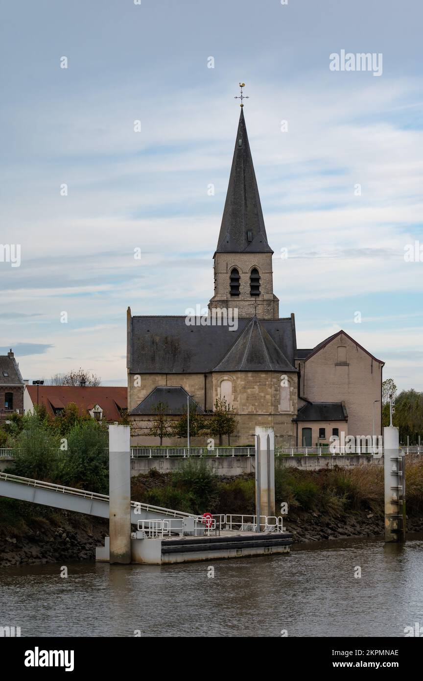 Wichelen, East Flemish Region, Belgium , 11 03 2022 - Chiesa del villaggio sulle rive del fiume Scheldt Foto Stock