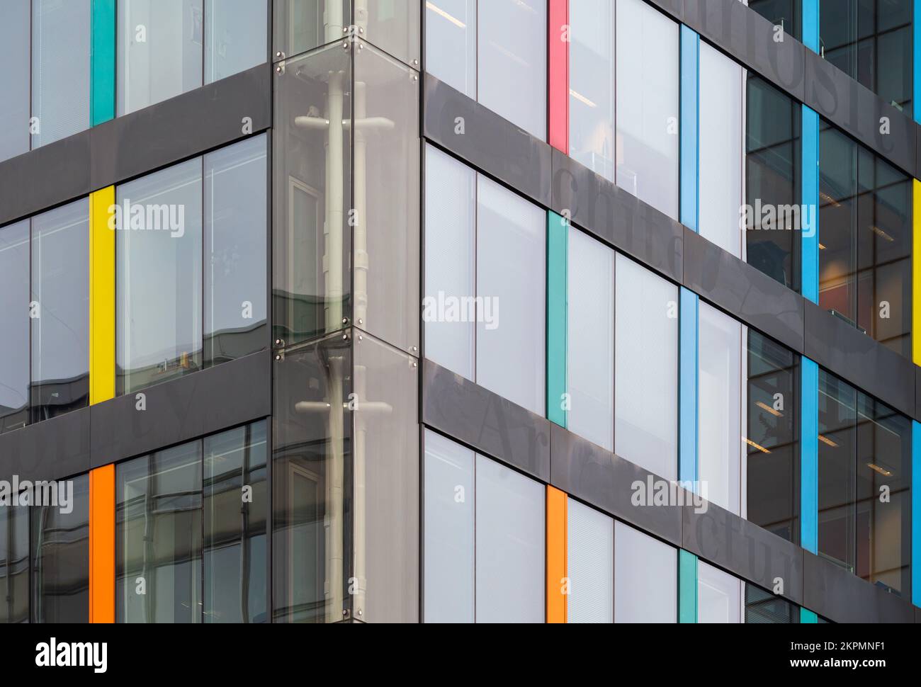 Brussels Capital Region, Belgio - 11 28 2022 - Abstract finestre colorate di un edificio di uffici contemporaneo alla croce Arts Loi Foto Stock