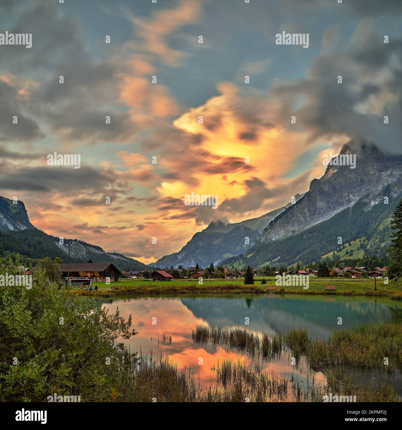 Vista sul villaggio di Kandersteg nelle Alpi svizzere, nell'Oberland Bernese, a Berna, in Svizzera Foto Stock