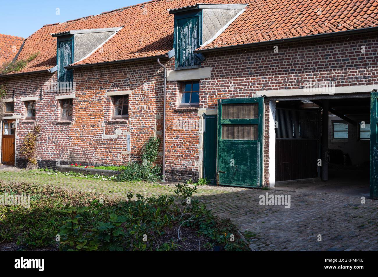 Zellik, Regione del Brabante Fiammingo, Belgio, 10 20 2022 - facciata e cortile interno della fattoria Piemont Foto Stock