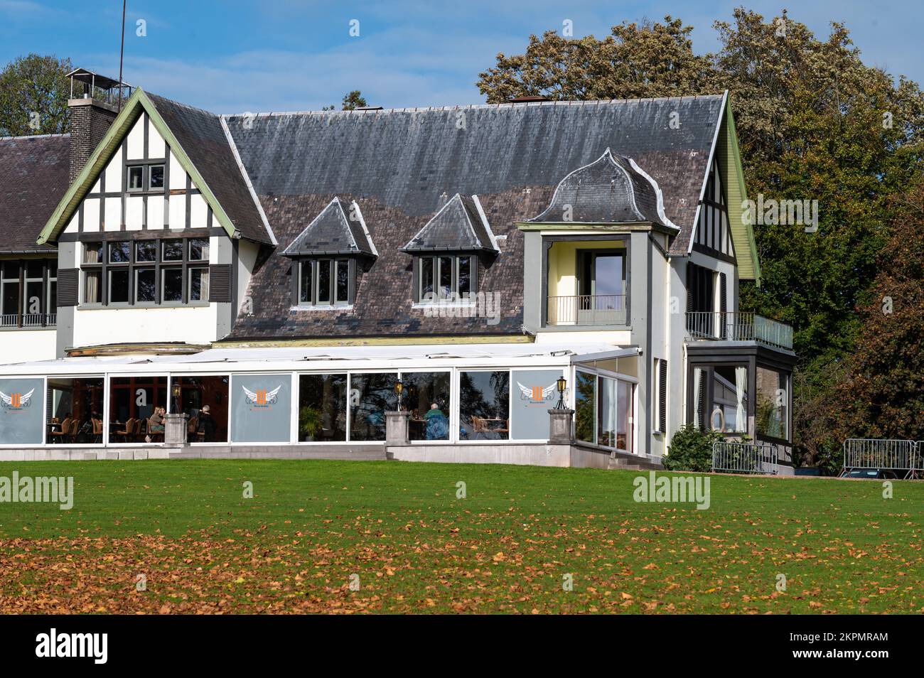 Asse, Regione del Brabante Fiammingo, Belgio - 10 20 2022 - il castello bianco di Waalborre, un ristorante tradizionale in stile country e giardini Foto Stock